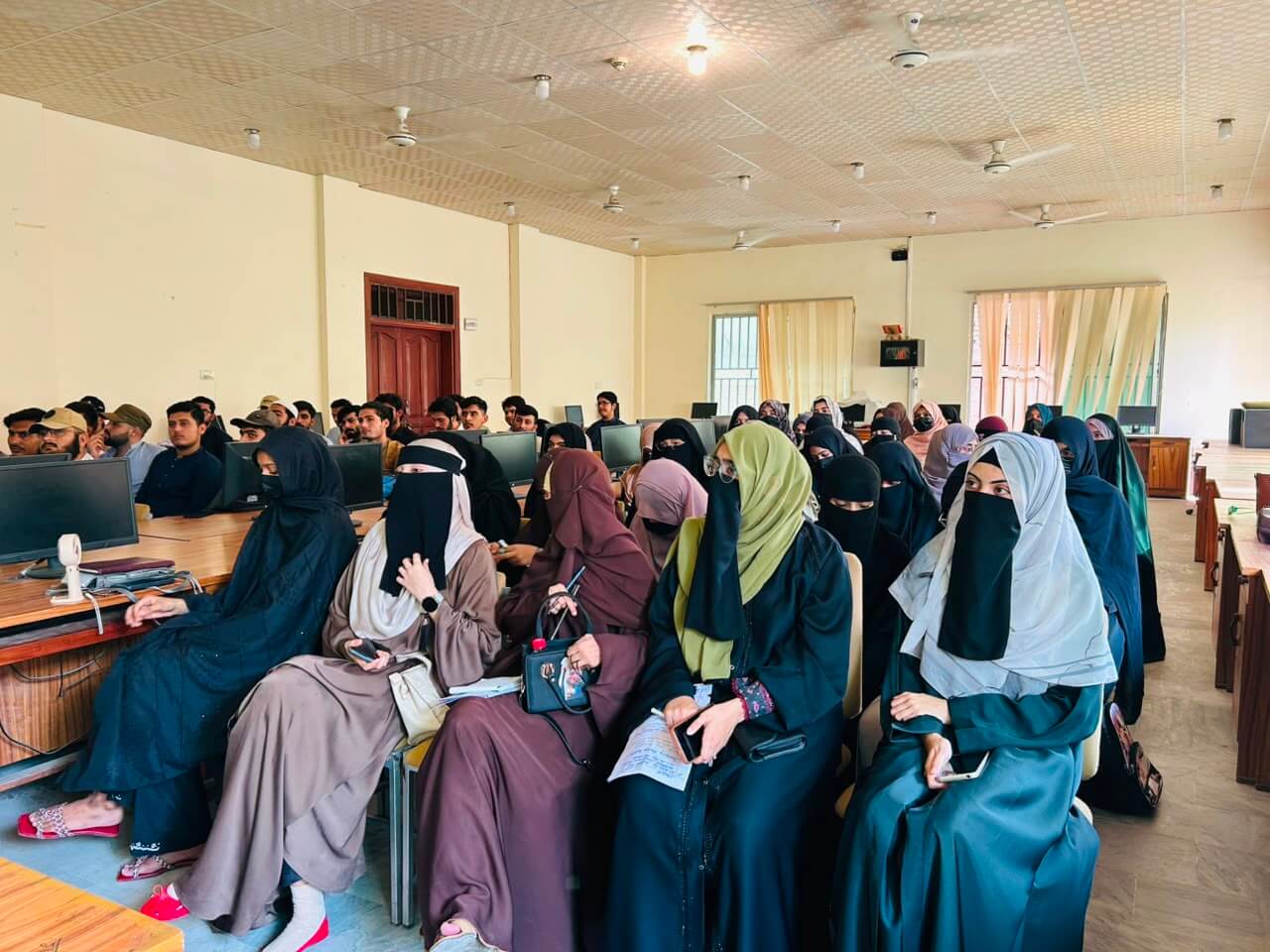 Hunar Tehreek training class in session — photo 16